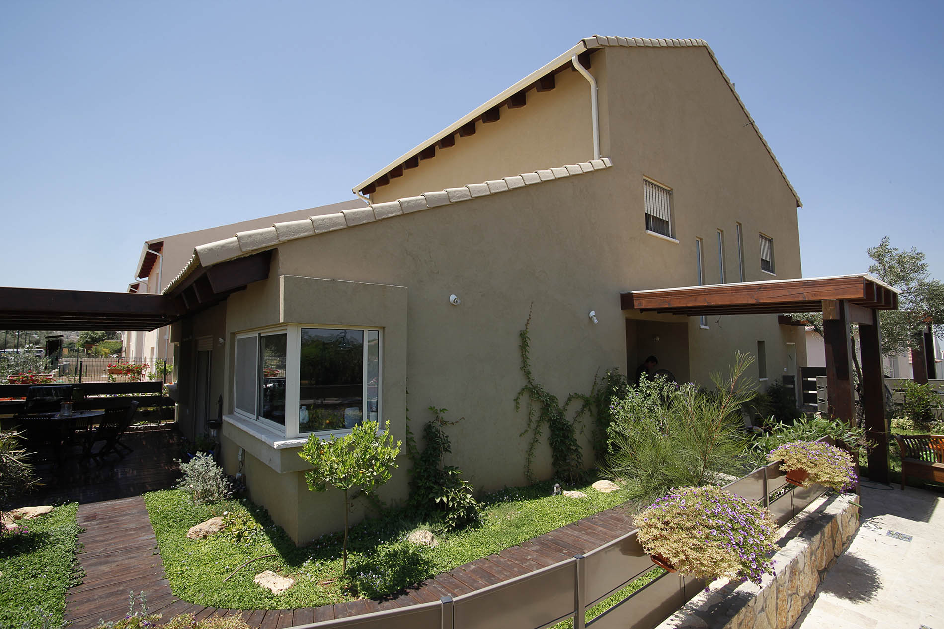 בית במבוא חורון